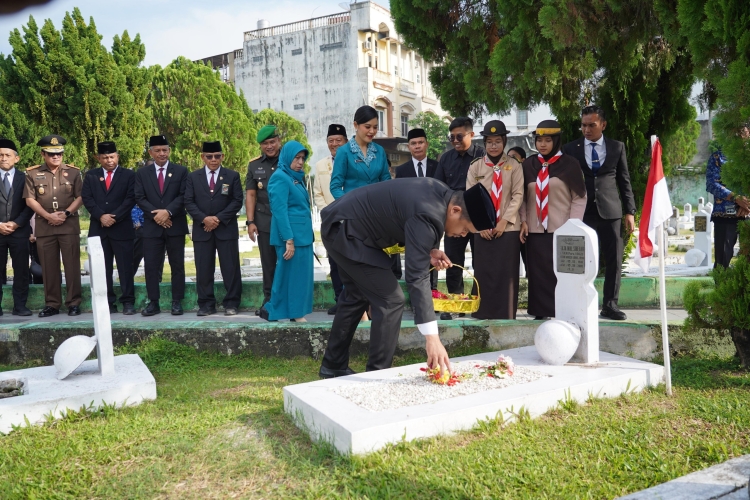 Gubsu Pimpin Upacara Penghormatan dan Ziarah Makam pada Peringatan HUT Pemprov Sumut ke-77