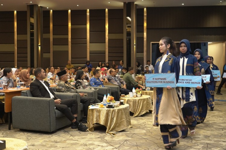 BUKA LKS TINGKAT PROVINSI KADISDIK DORONG KREATIVITAS SISWA SMK